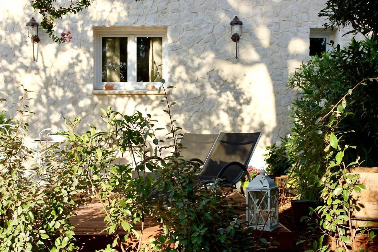 Le Clos Vitis Violes Bed & Breakfast