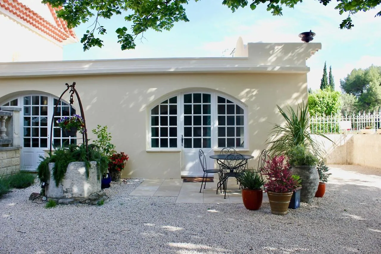 Le Clos Vitis Violès Bed & Breakfast